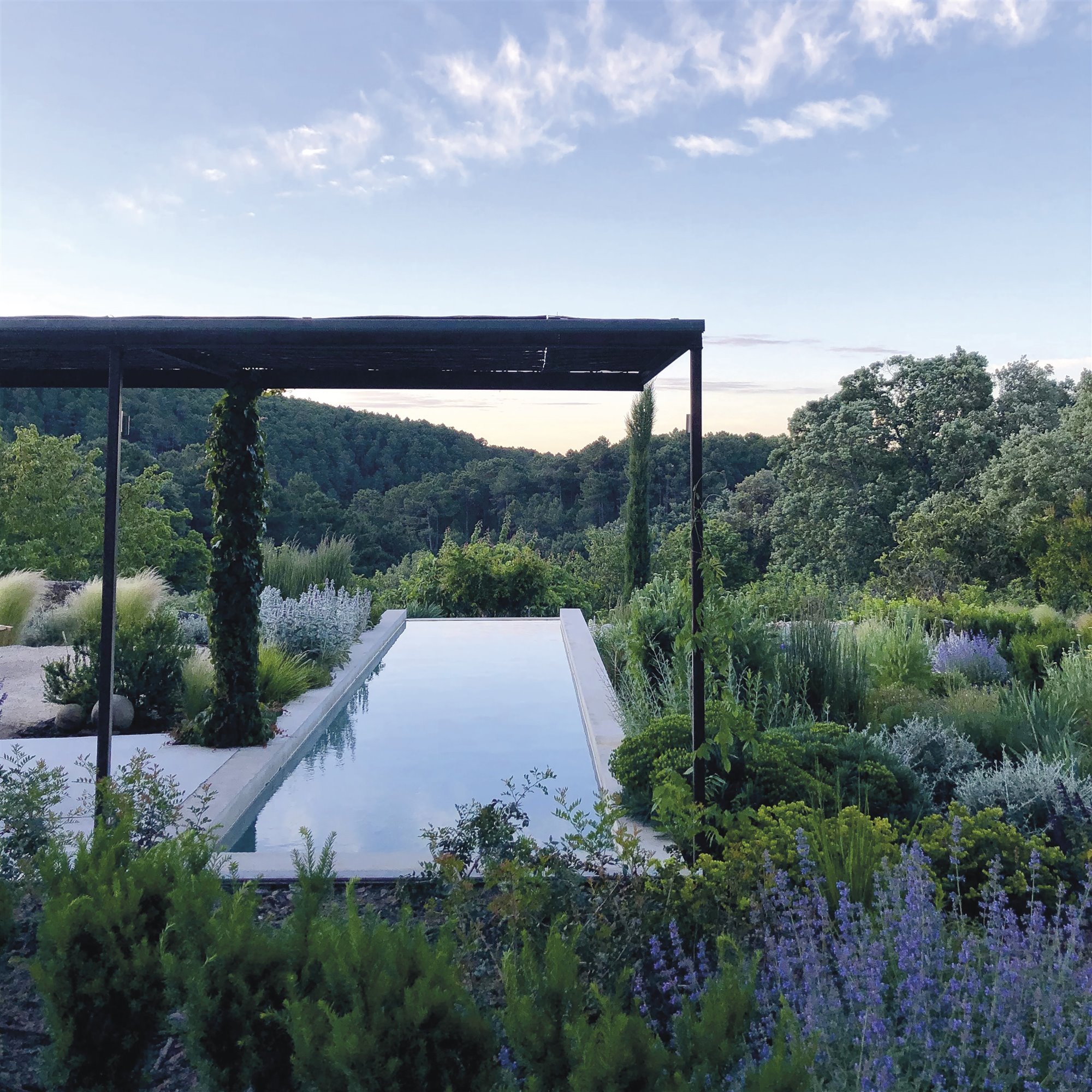 jardín con estanque en el valle del Tiétar Ávila