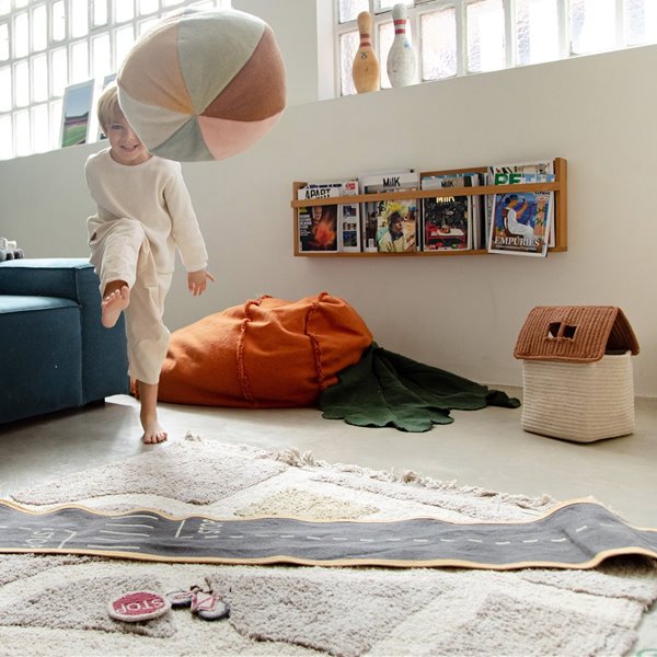 Lorena Canals reinterpreta la alfombra infantil de juegos en clave eco