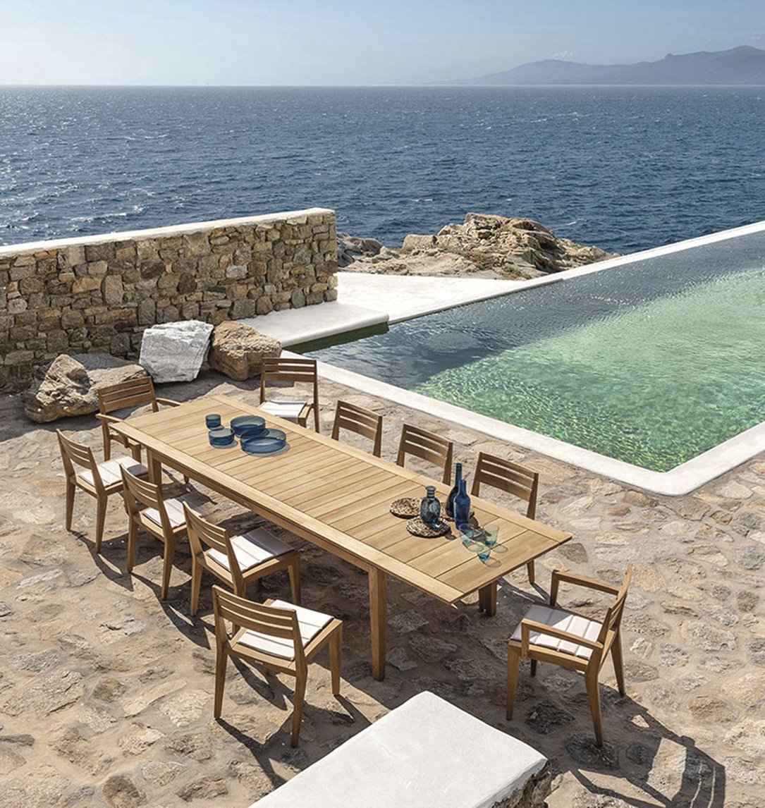 mesa de comedor rectangular en una piscina con platos azules