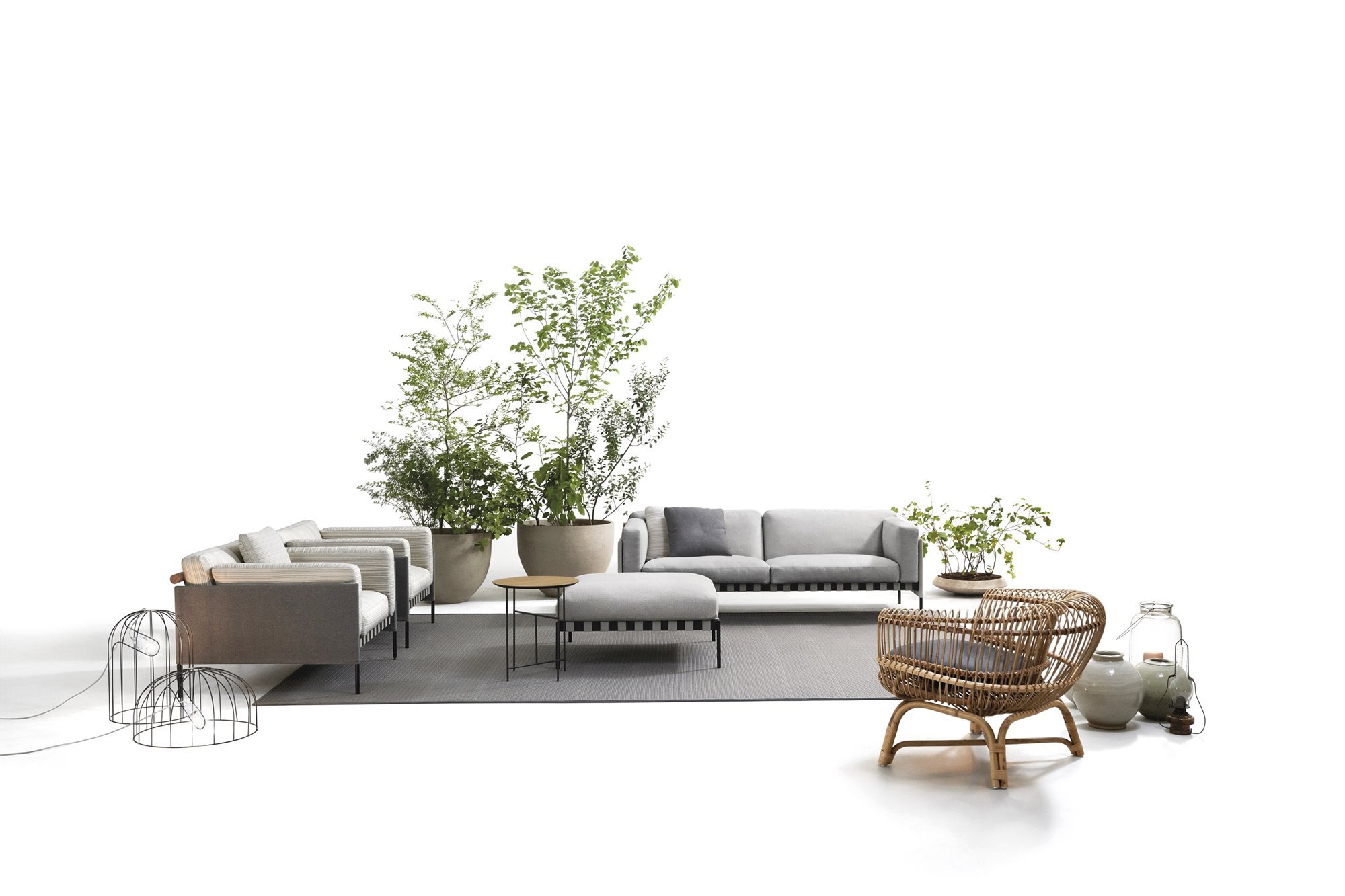 muebles de patio, sofá gris y sillas de madera