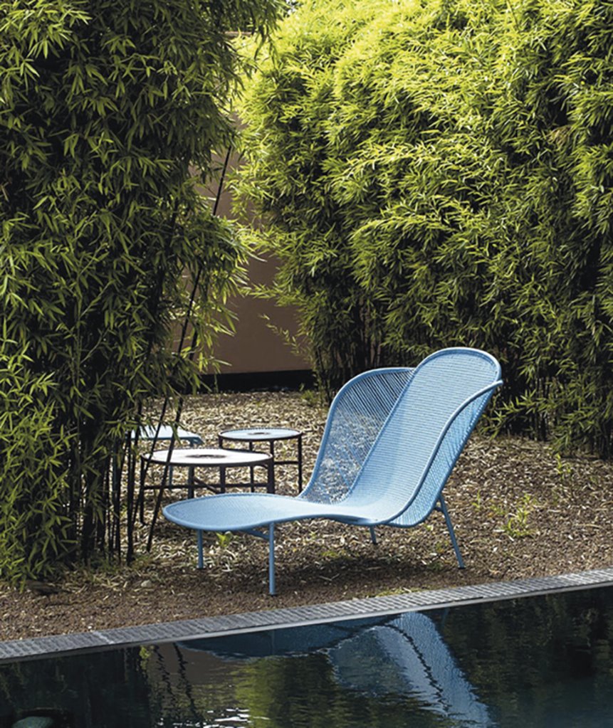 piscina con butaca azul y mesa