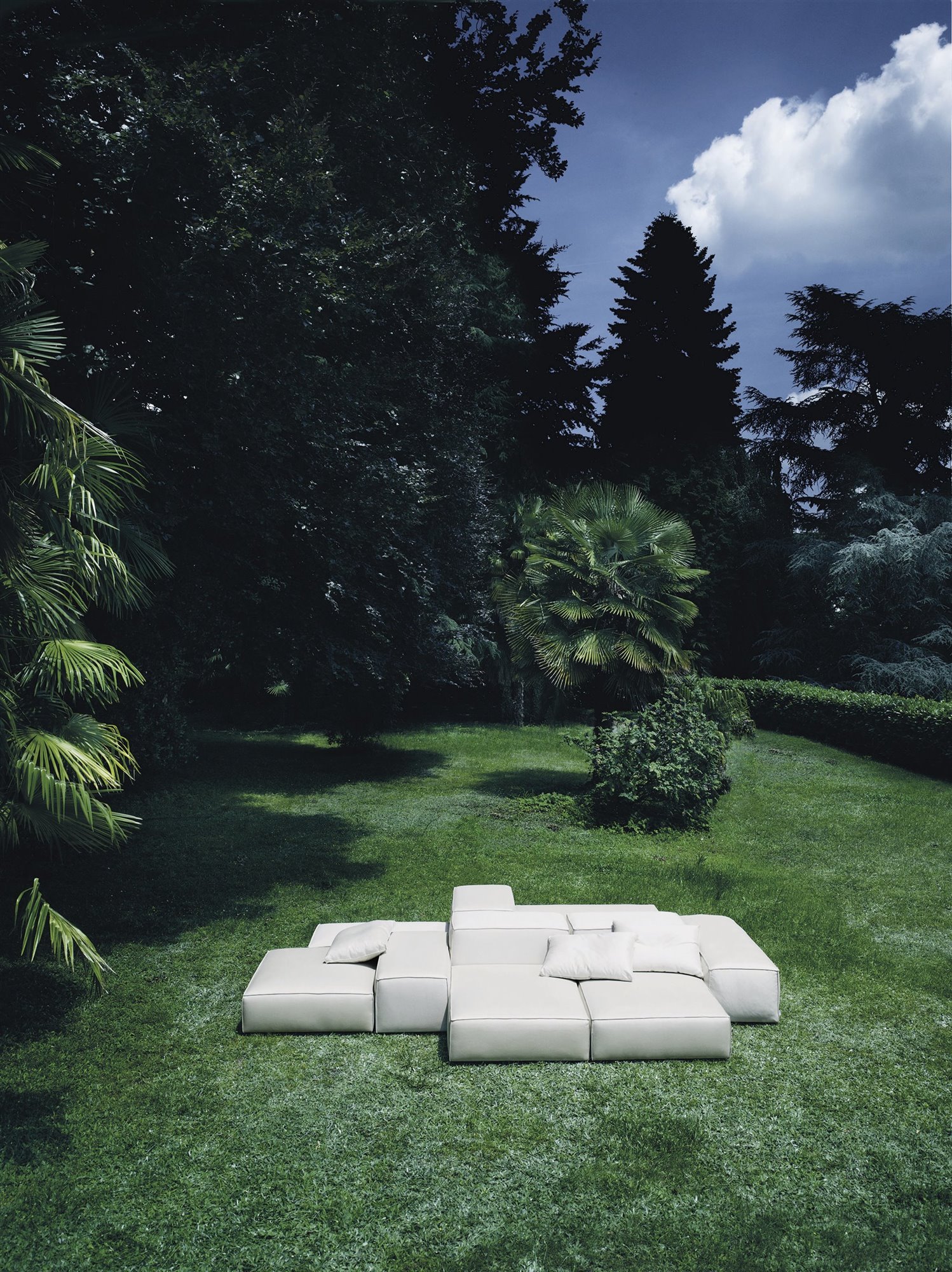 sofá de exterior blanco modular en un jardín