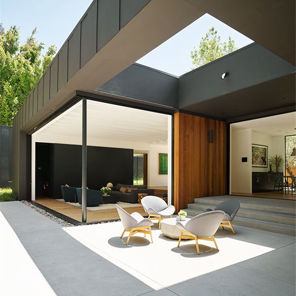 Diez casas con terrazas exuberantes que conectan el exterior con el interior