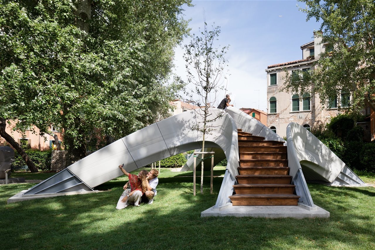 Striatus 3D Printed Bridge, Venecia, Italia, desarrollado por Block Research Group (BRG) en ETH Zurich y Zaha Hadid Architects Computation & Design Research Group (ZHA CODE), en colaboración con Incremental 3D (in3D) y hecho posible por Holcim.
