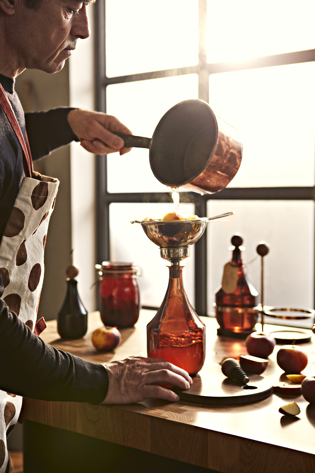 botella de cristal marrón con colador 