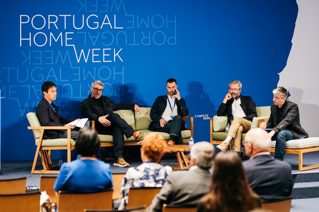 Diseñadores destacados como el danés Nicholai Wiig-Hansen y el francés Noé Duchaoufour-Lawrance (segundo y cuarto por la izquierda respectivamente) participaron en los encuentros Home Summit.