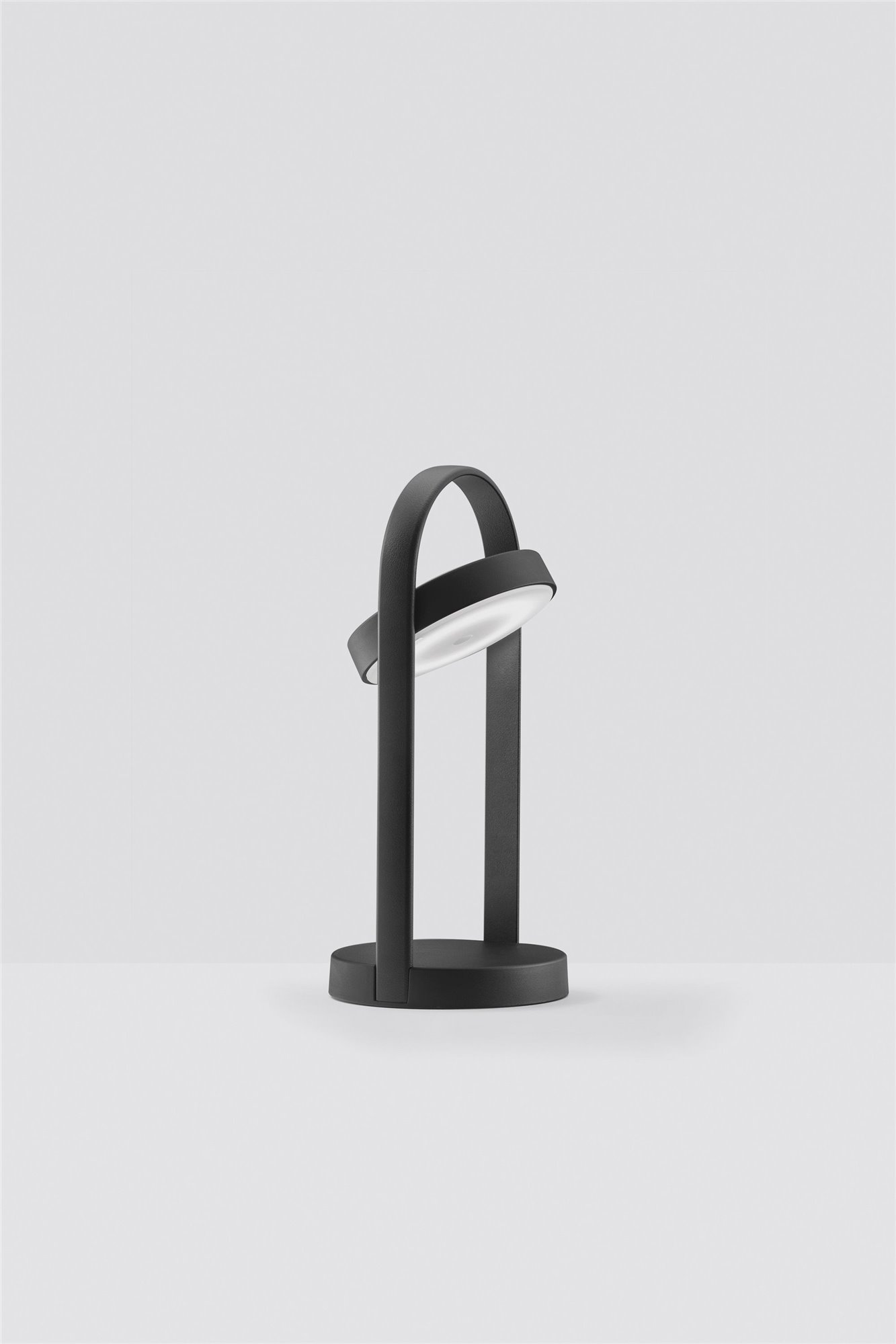 lámpara de mesa negra con asa