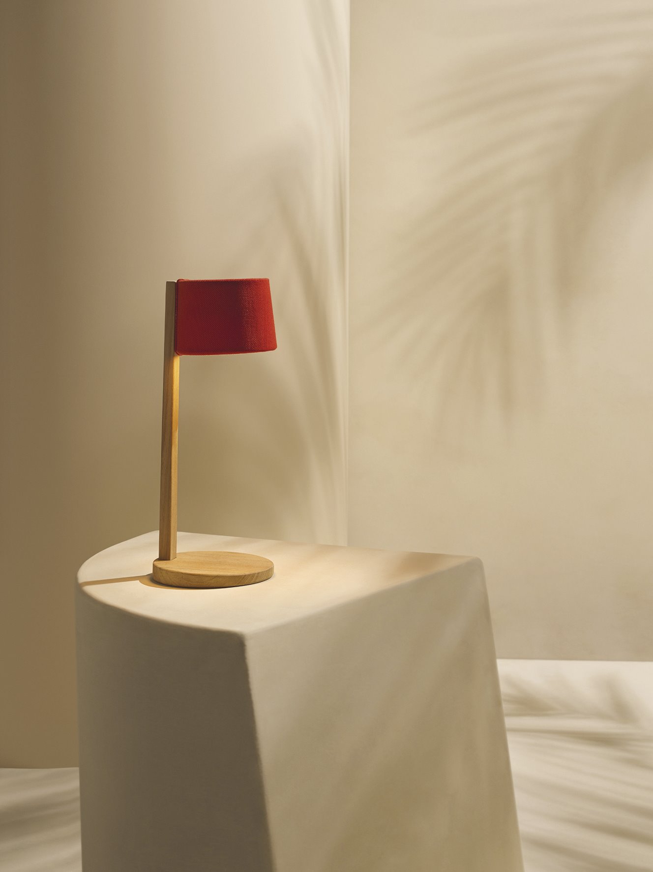 lámpara de mesa roja y madera
