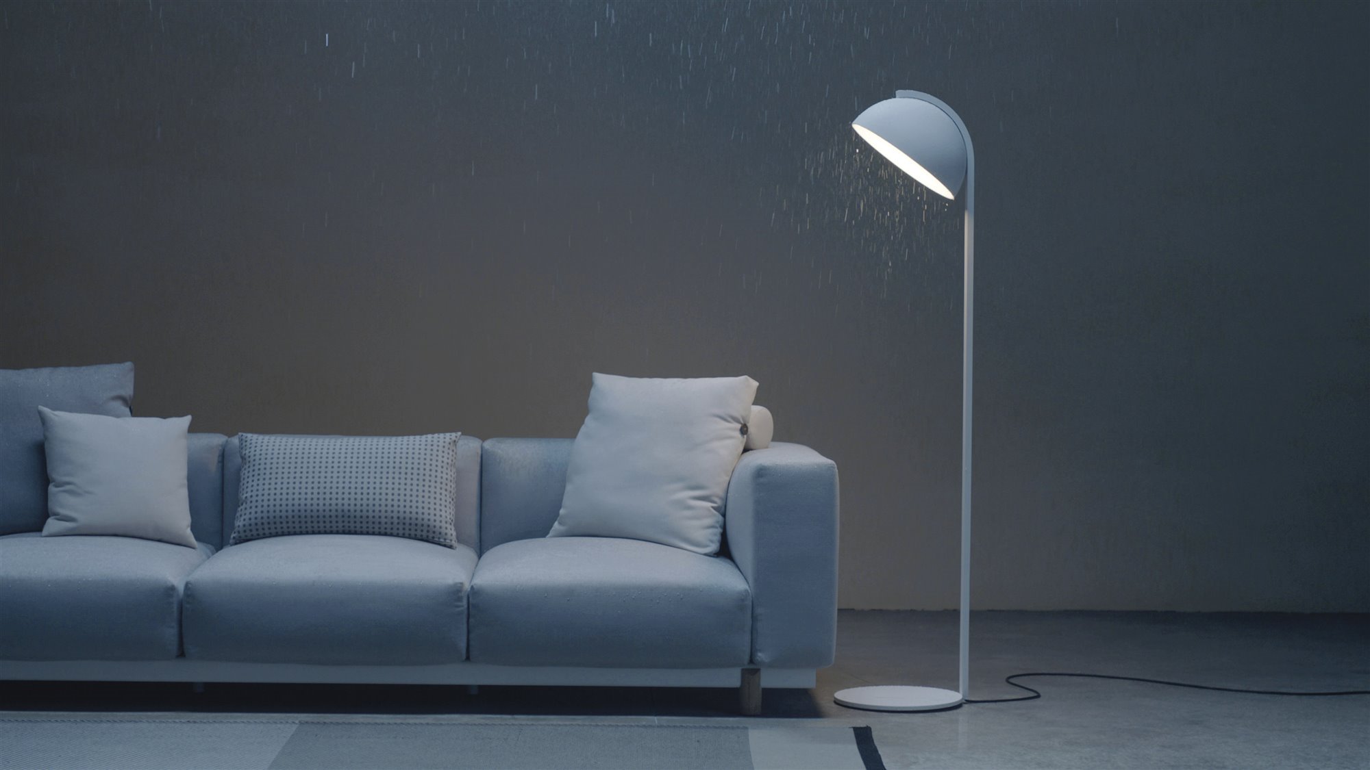 lámpara de pie blanca semicirculo y sofá azul