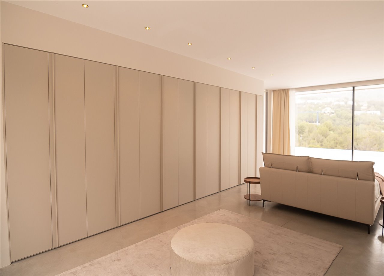 Dormitorio de la vivienda con muebles de Delta Cocinas.