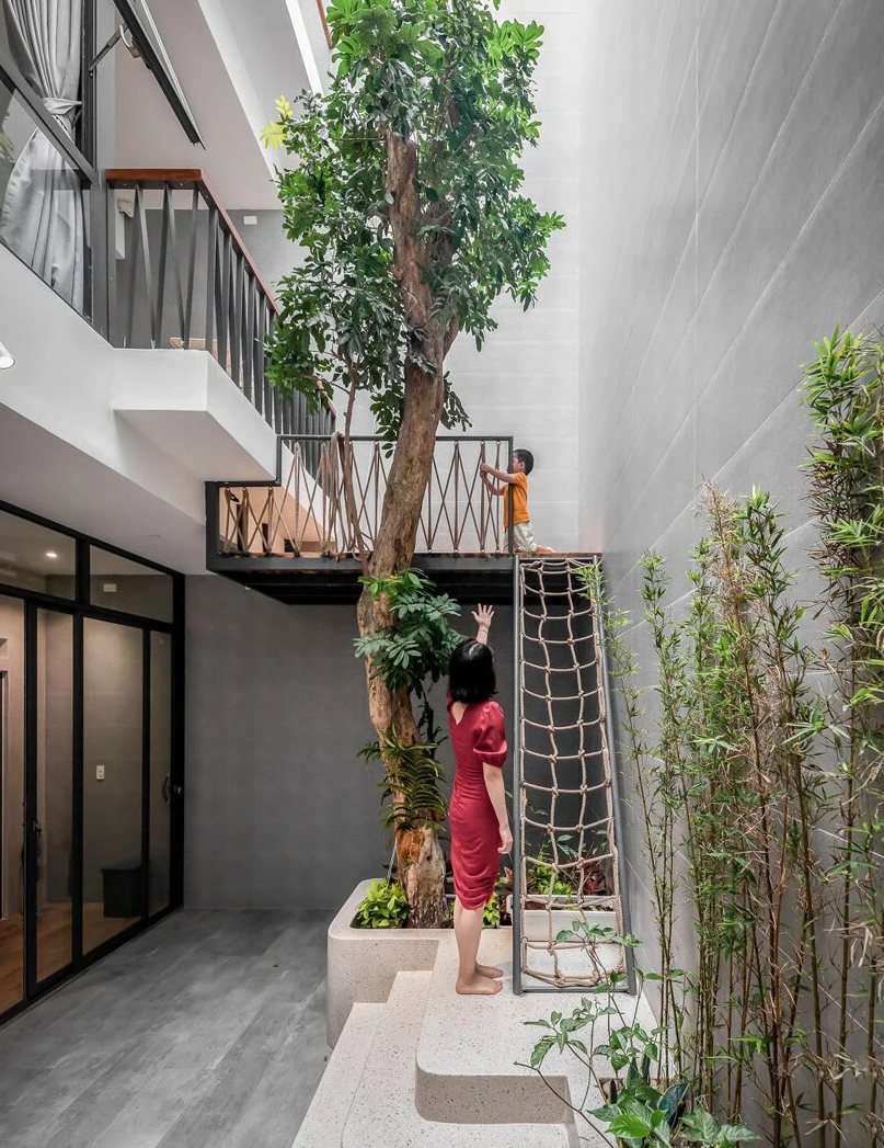 Un patio con árbol interior en casa en Vietnam