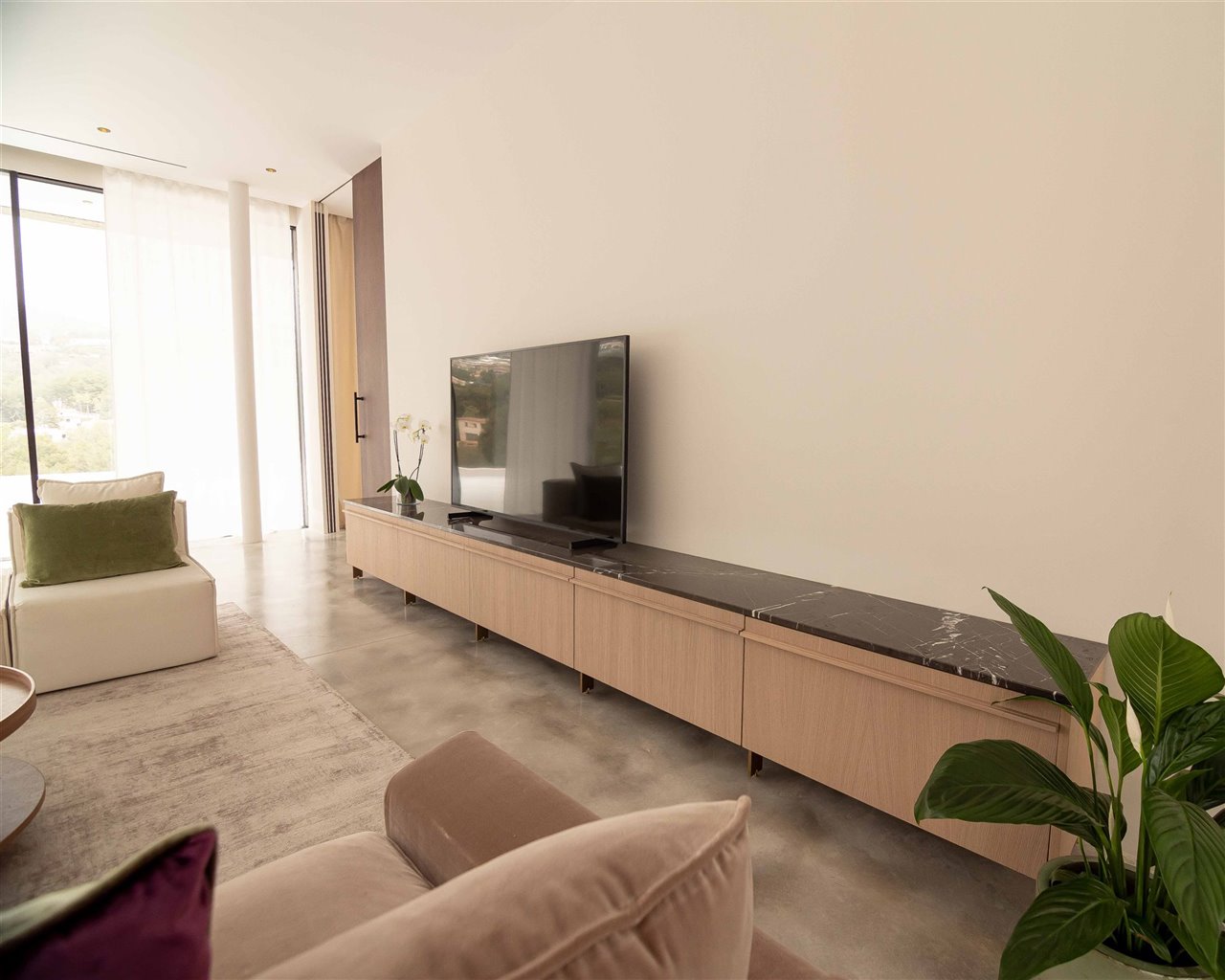Salón e la vivienda con muebles de Delta Cocinas.