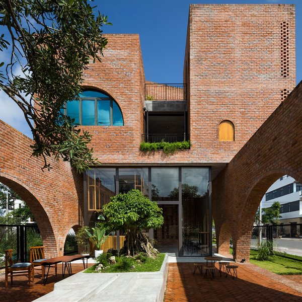 Esta casa brutalista hace del ladrillo su seña de identidad con un gran resultado estético y mucha personalidad