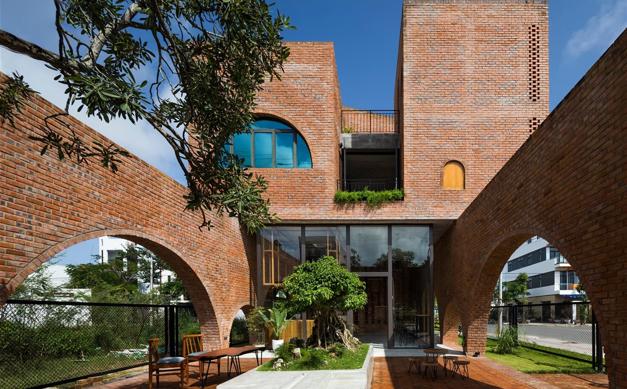 El patio funciona de terraza para la cafetería del nivel inferior