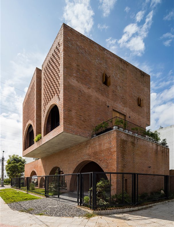 Esta casa brutalista reivindica el uso del ladrillo como material del futuro