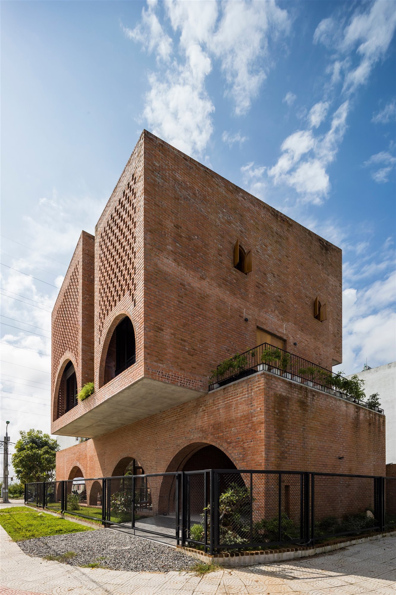 casa de ladrillos con árboles