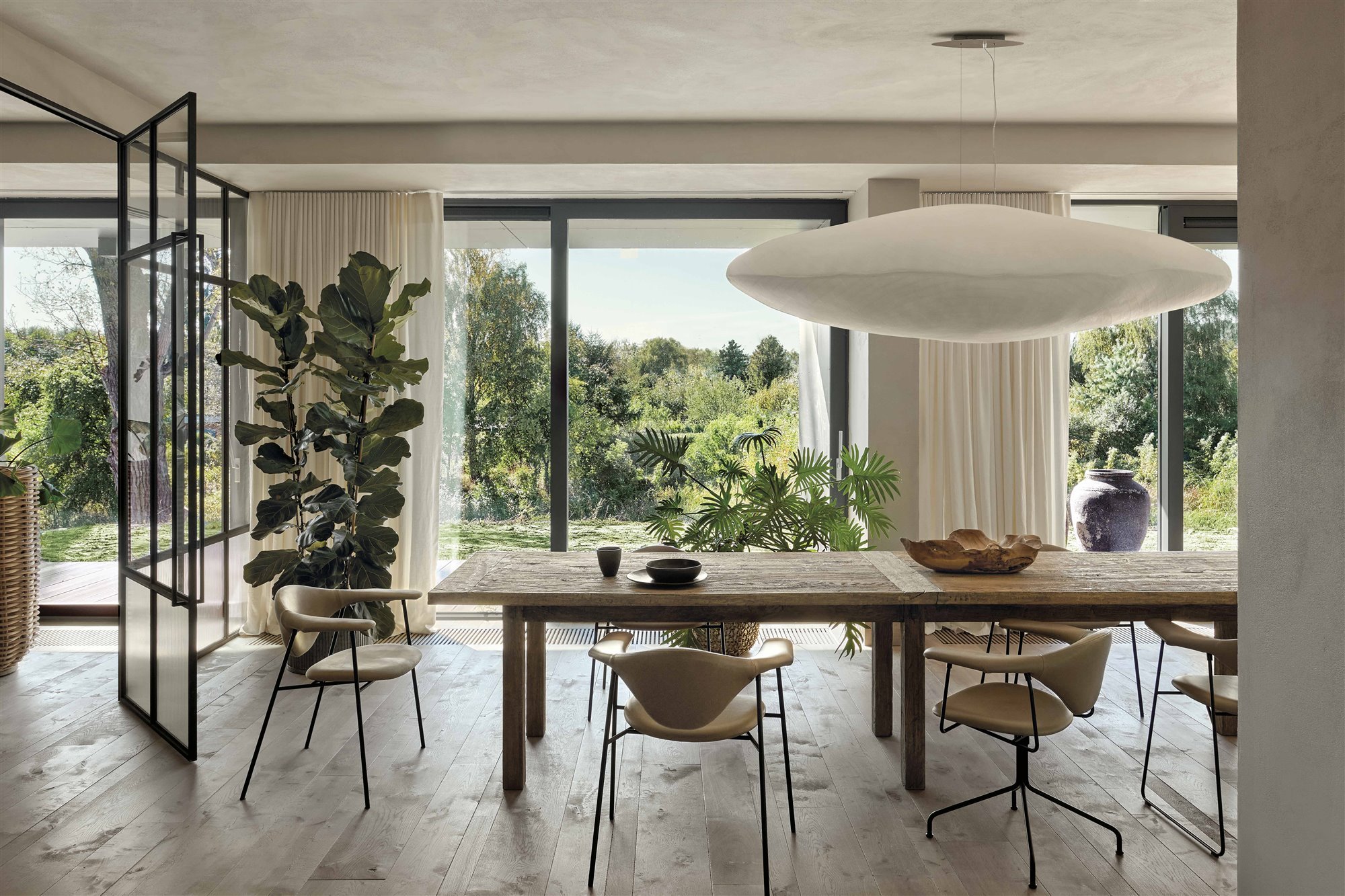 comedor de madera en casa en Varsovia