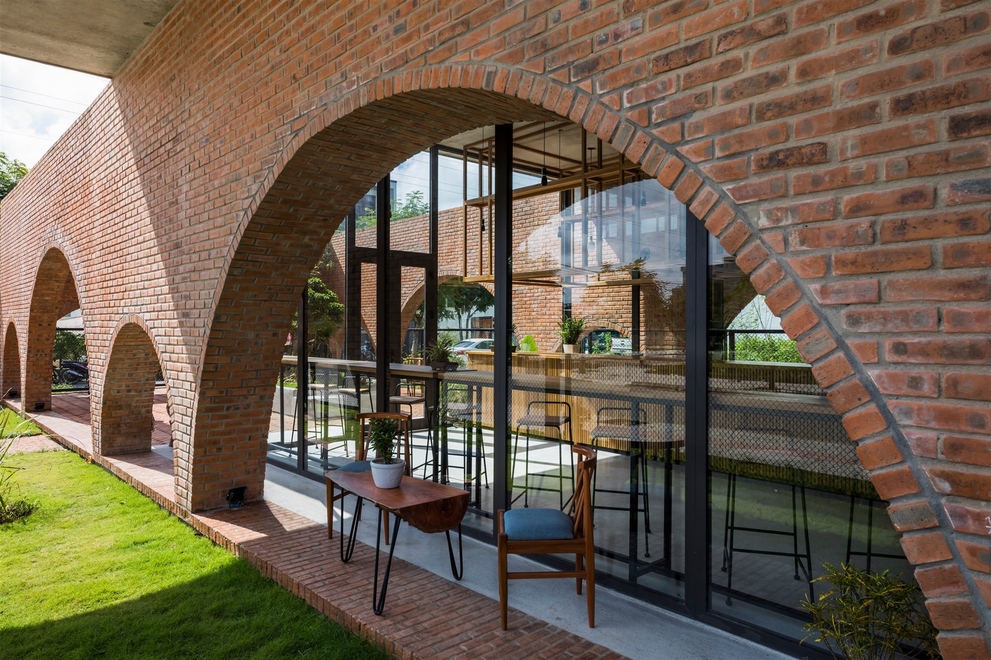 casas ladrillo con arco mesa en el jardín