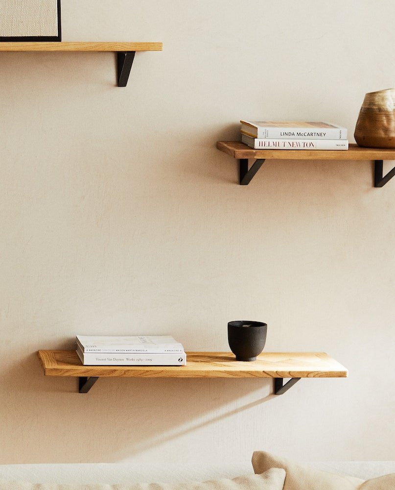 Cuando tengas una pared desnuda, puedes apostar por unas baldas de madera decorativas y funcionales. 