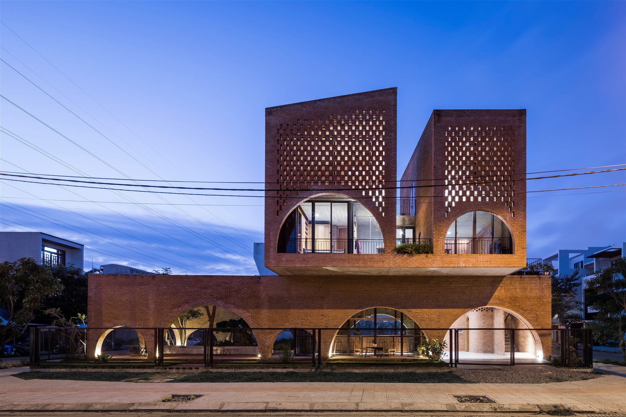fachada casa de ladrillos de noche con luz