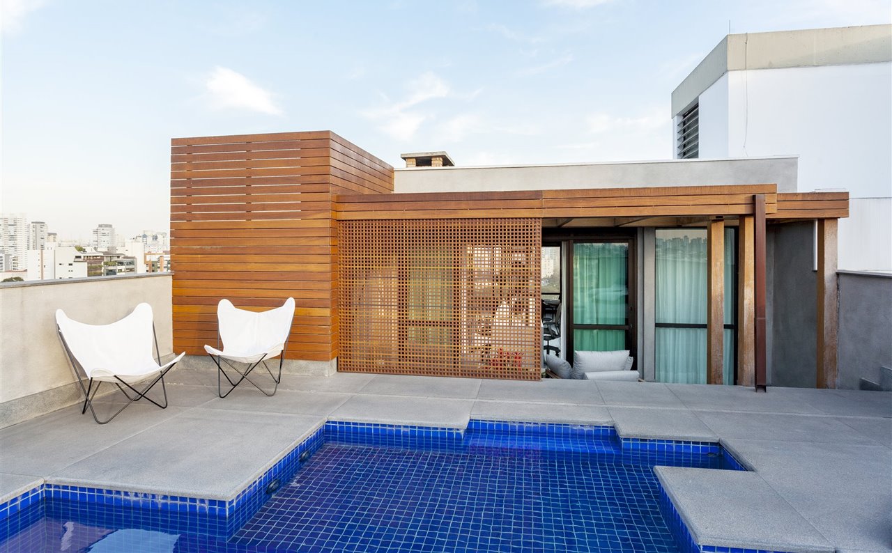 La biblioteca tiene salida a la piscina en la terraza