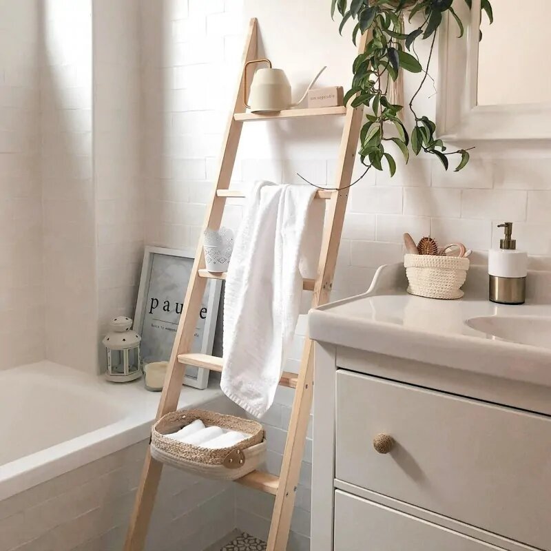 La escalera decorativa te puede ayudar a llenar un espacio vacío en el baño y resulta muy cómoda para poner las toallas. 