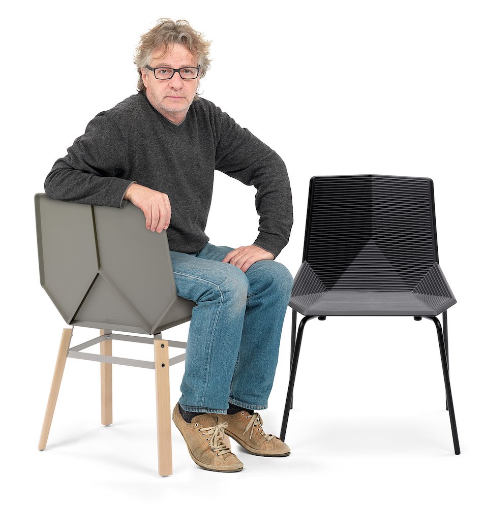 Mariscal sentado en su silla Green Colours, producida por Mobles 114 logrando una reducción del 65,7% de su impacto medioambiental respecto a sillas similares del mercado.