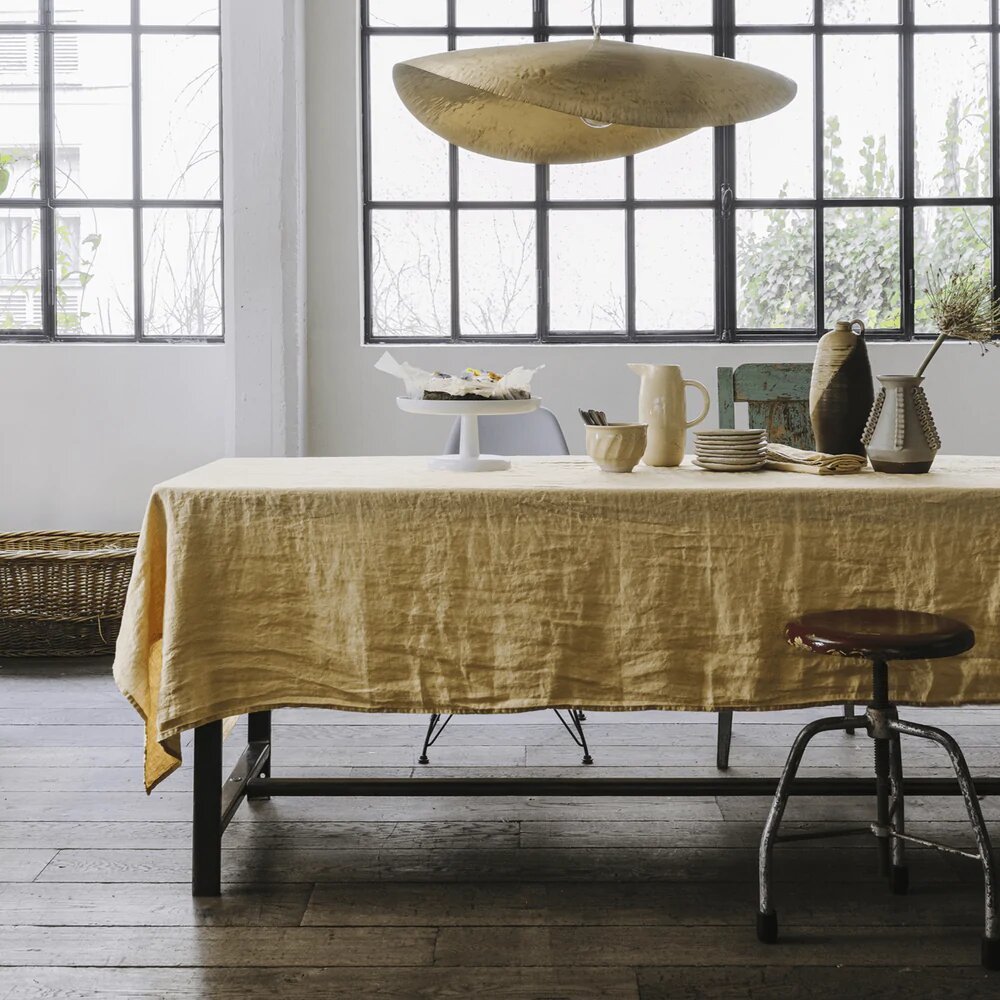 Para la mesa del comedor, nada como un mantel de lino en tonos suaves. 
