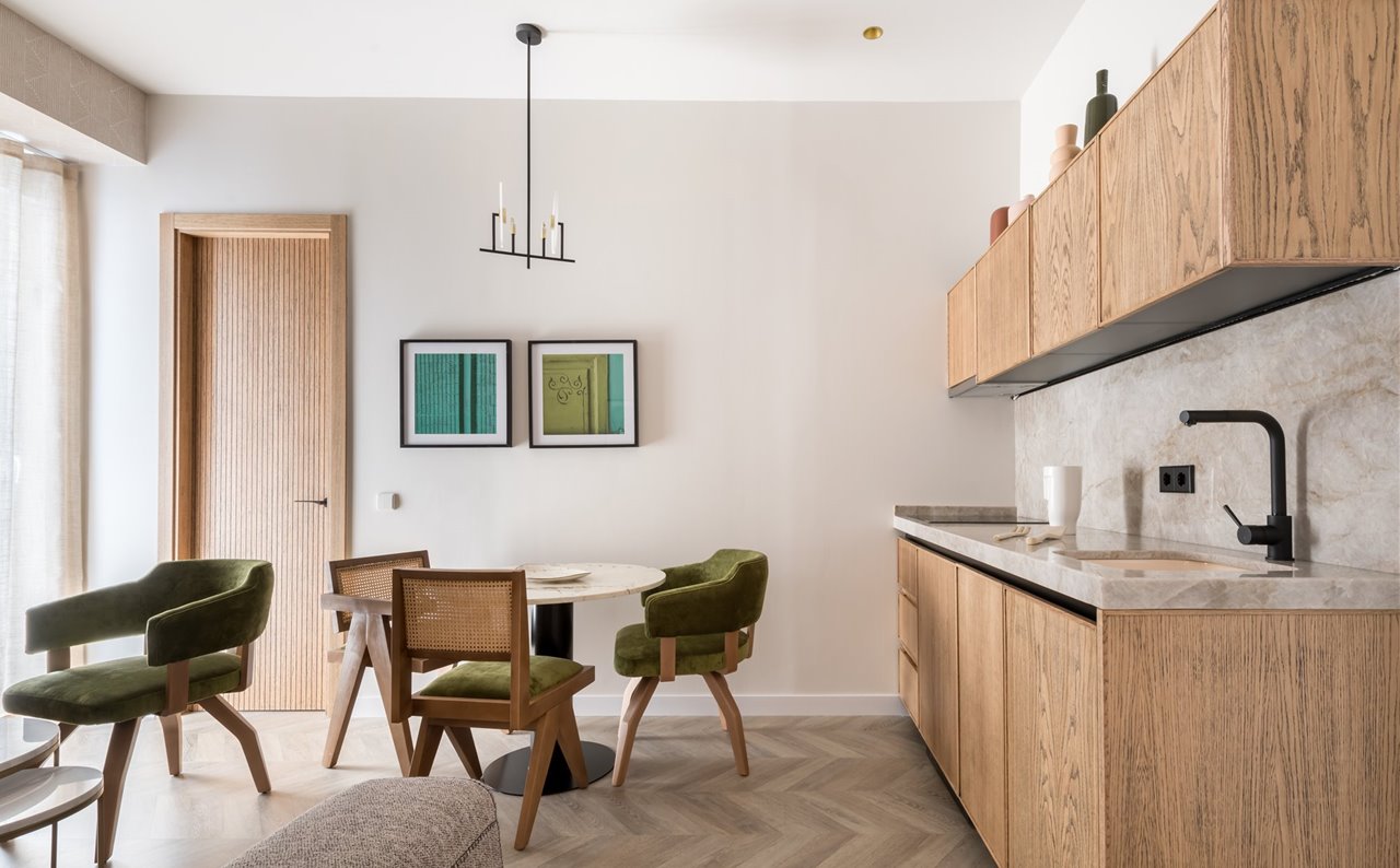 El estilo contemporáneo, cálido y atemporal del estudio Cuarto Interior se refleja en cada apartamento.