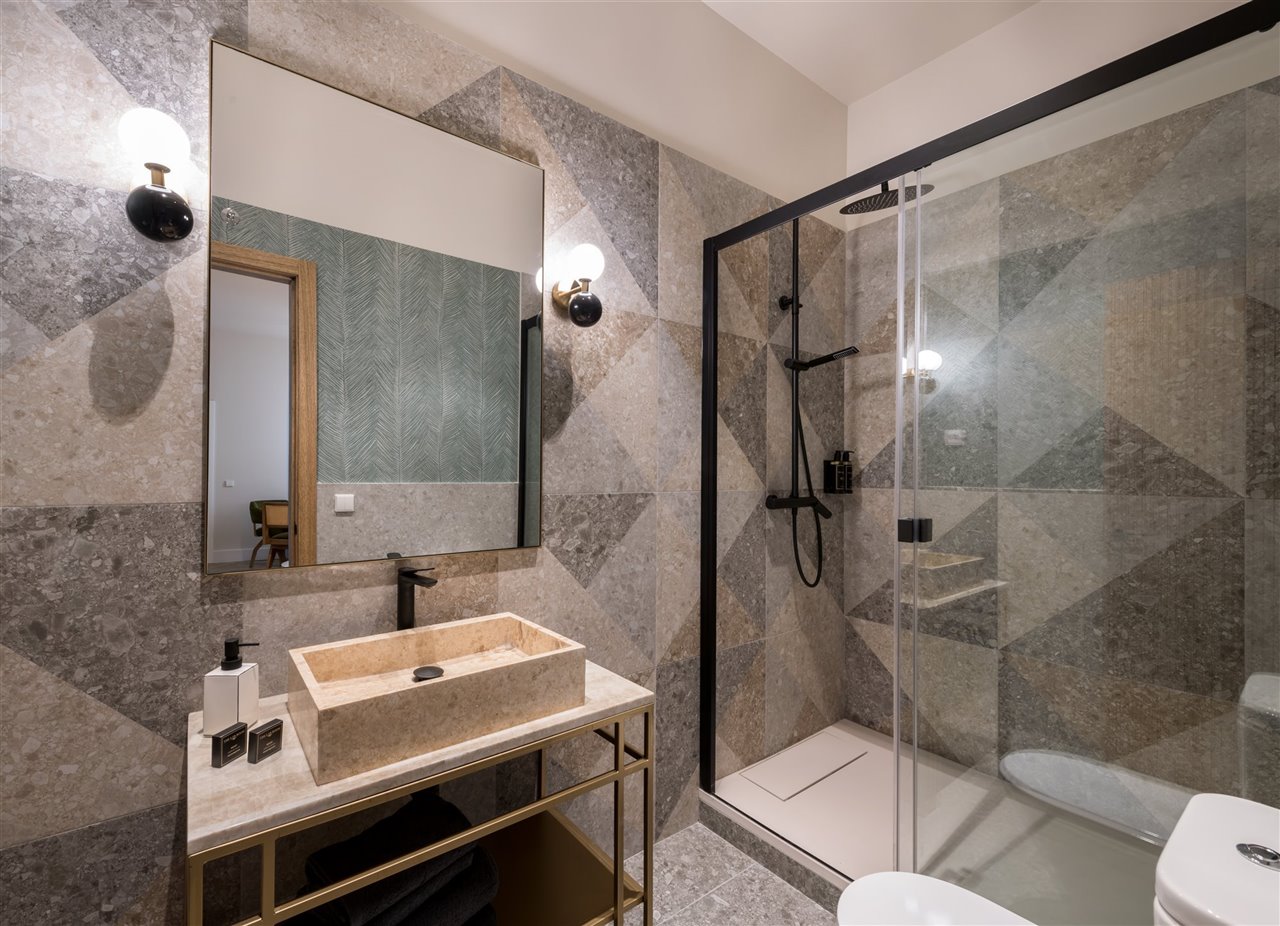 La gama de grises domina el baño.