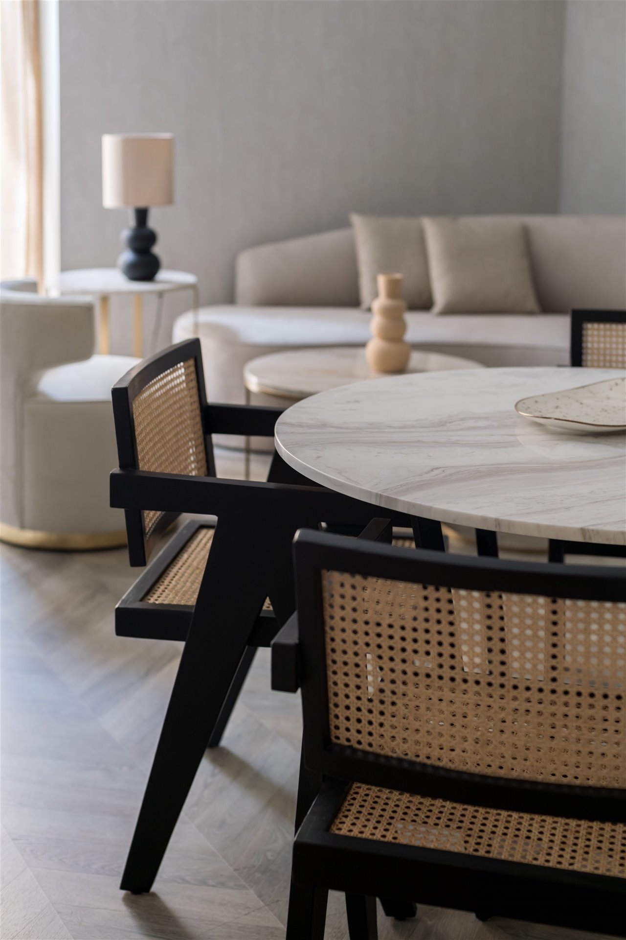 Las sillas Pierre Jeanneret arropan la mesa de comedor.