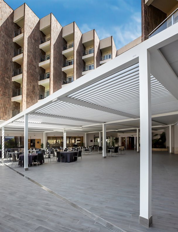 Este hotel de Alicante ha ganado en confort gracias a sus pérgolas bioclimáticas