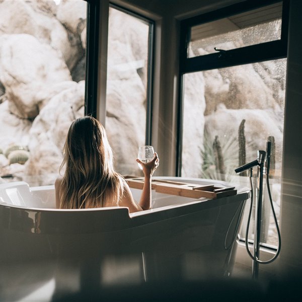 9 maneras de convertir tu humilde ducha en un relajante spa 