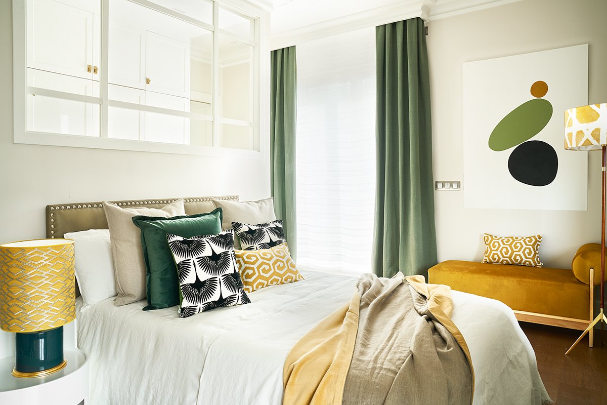 dormitorio cortinas verdes. 