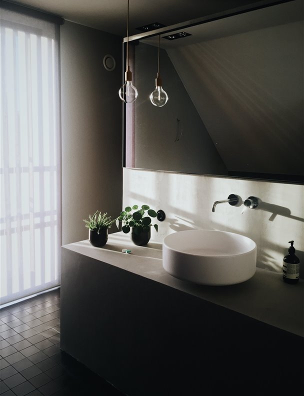 9 maneras de convertir tu humilde ducha en un relajante spa 