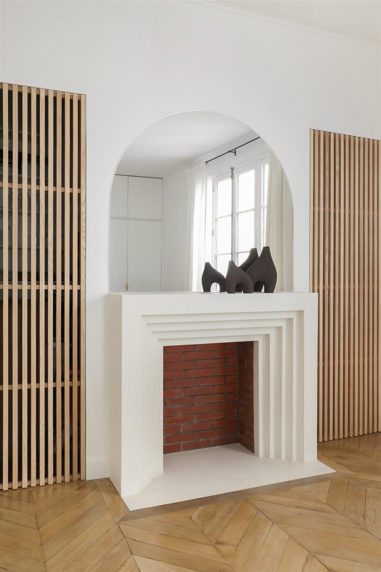 Chimenea puertas listones de madera