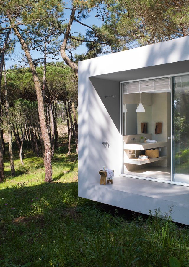 Ducha exterior en una casa en Portugal firmada por Frederico Valsassina Arquitectos.