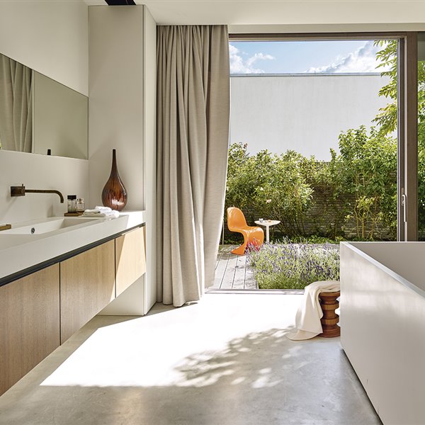 Suelo y bañera de microcemento en una casa de 70F Architecture