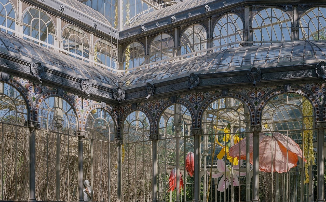 Lo bueno del Retiro, además de tumbarse en la hierba, es que se pueden visitar las exposiciones que alberga el Palacio de Cristal