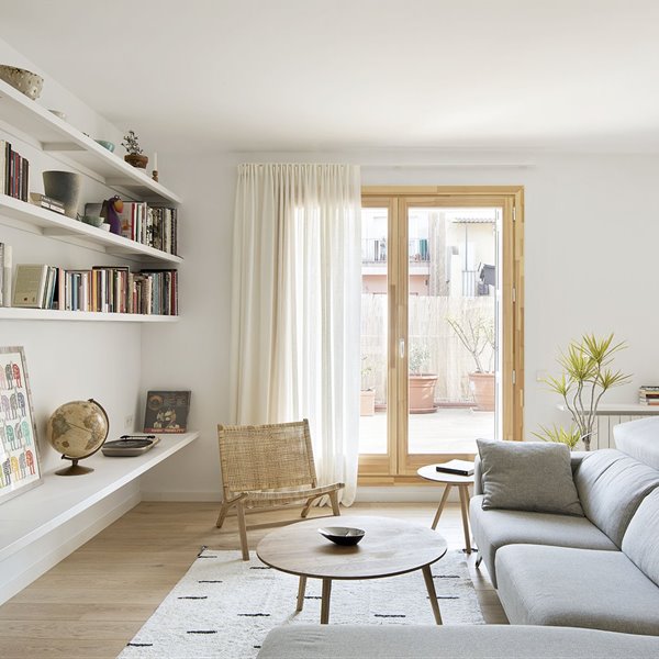 Minimalismo en blanco para la nueva vida de esta casa en Barcelona