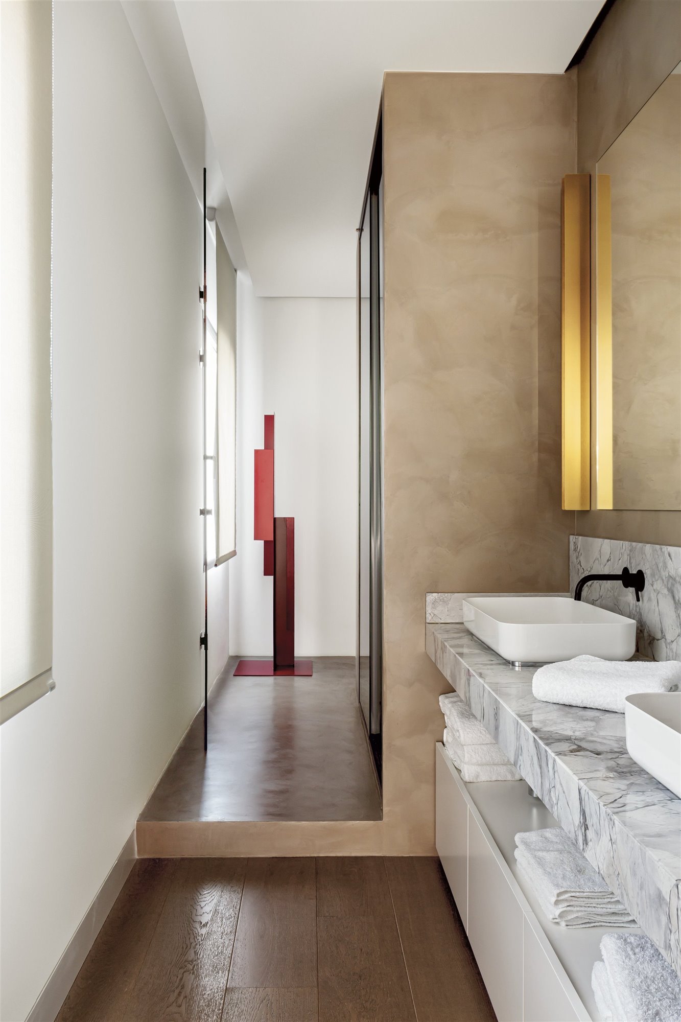 Baño de suelo oscuro con encimera de piedra Portobello gris y blanca y dos piletas