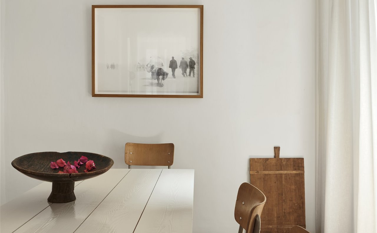 La mesa es un diseño propio en madera de pino lacada. Las sillas proceden de un colegio de Francia, adquiridas en Ultima Parada, Baix Empordà. Fotografía de Mercè Quer, Torroella de Montgrí.