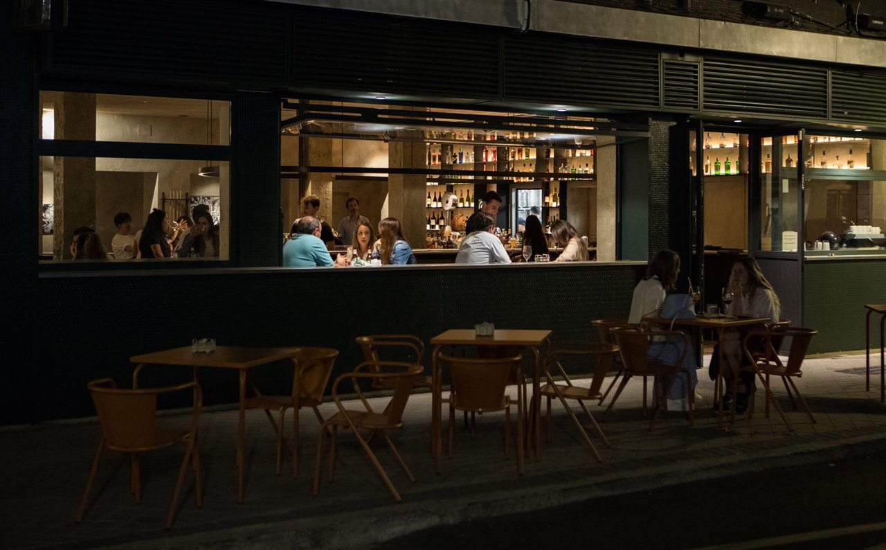 Desde el exterior el bar parece sacado de un cuadro de Hopper.