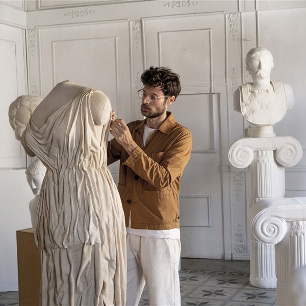 Sergio Roger, el 'sastre arqueólogo' que esculpe con lino antiguo