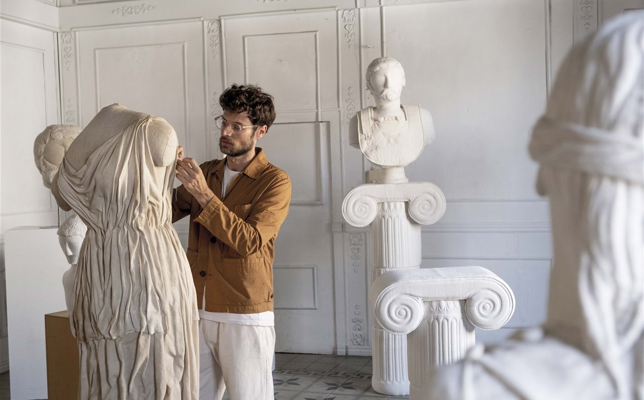 Sergio Roger trabajando en los delicados pliegues de la túnica de la pieza Cyrene de la serie Textil Ruin