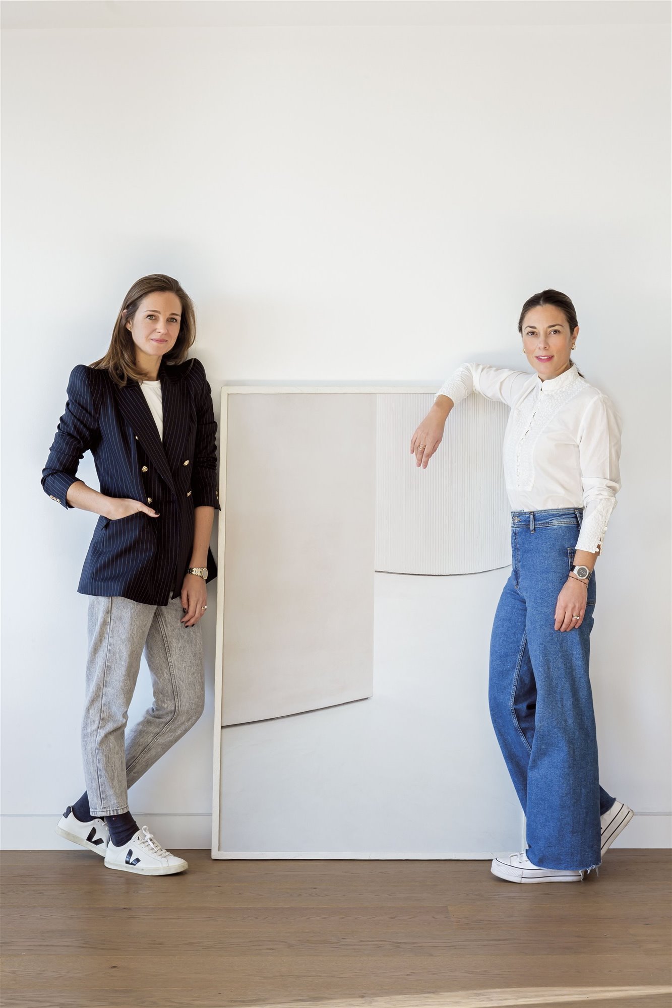 retrato estudio arquitectura Galán Sobrini Arquitectos, Adriana Arranz-Sobrini y Cristina Chaves Galán con obra Esencia #3 de Lucia Gorostegui