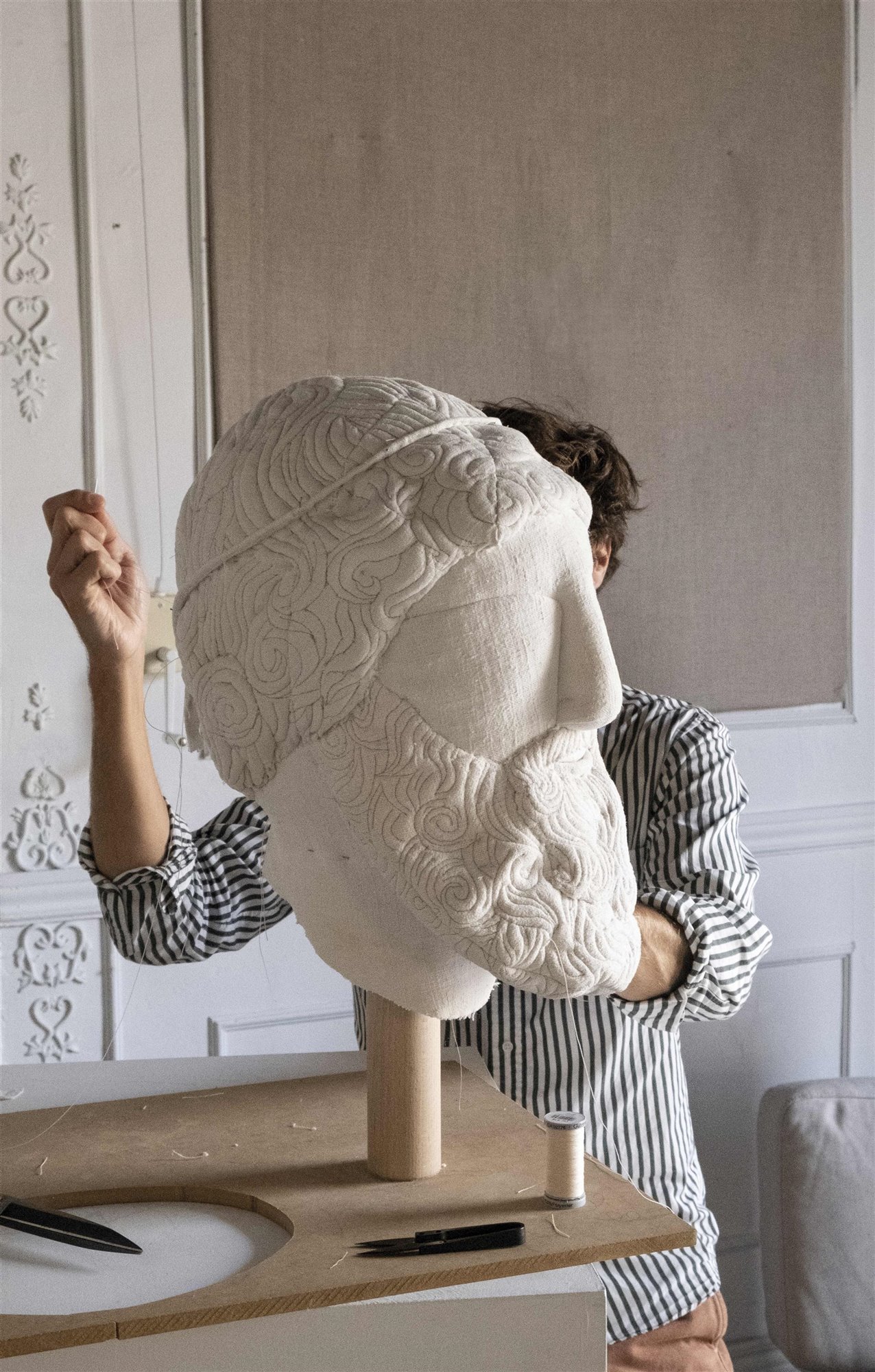 sergio roger trabajando en una escultura