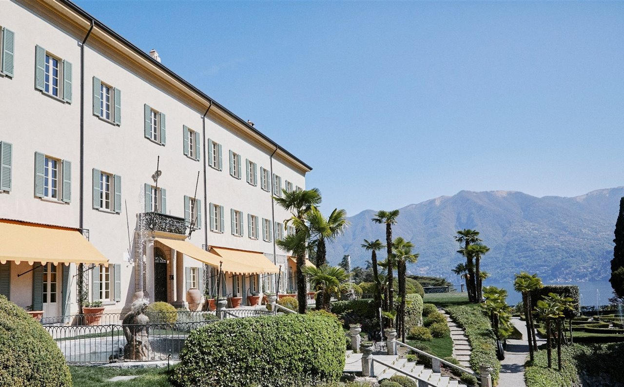 Con este edificio, el conde Andrea Lucini-Passalacqua hizo realidad su sueño de crear una de las mayores villas del lago de Como, cosa que logró con la ayuda también del diseñador Giocondo Albertolli