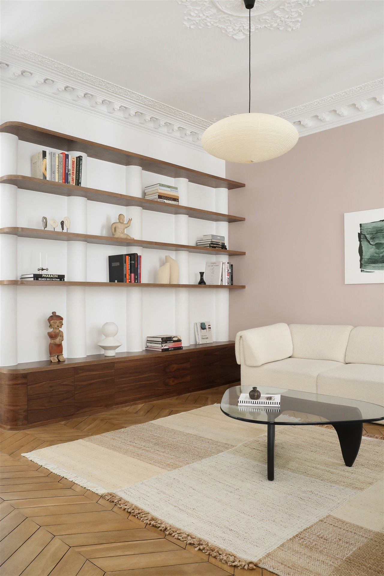 salón con estantería