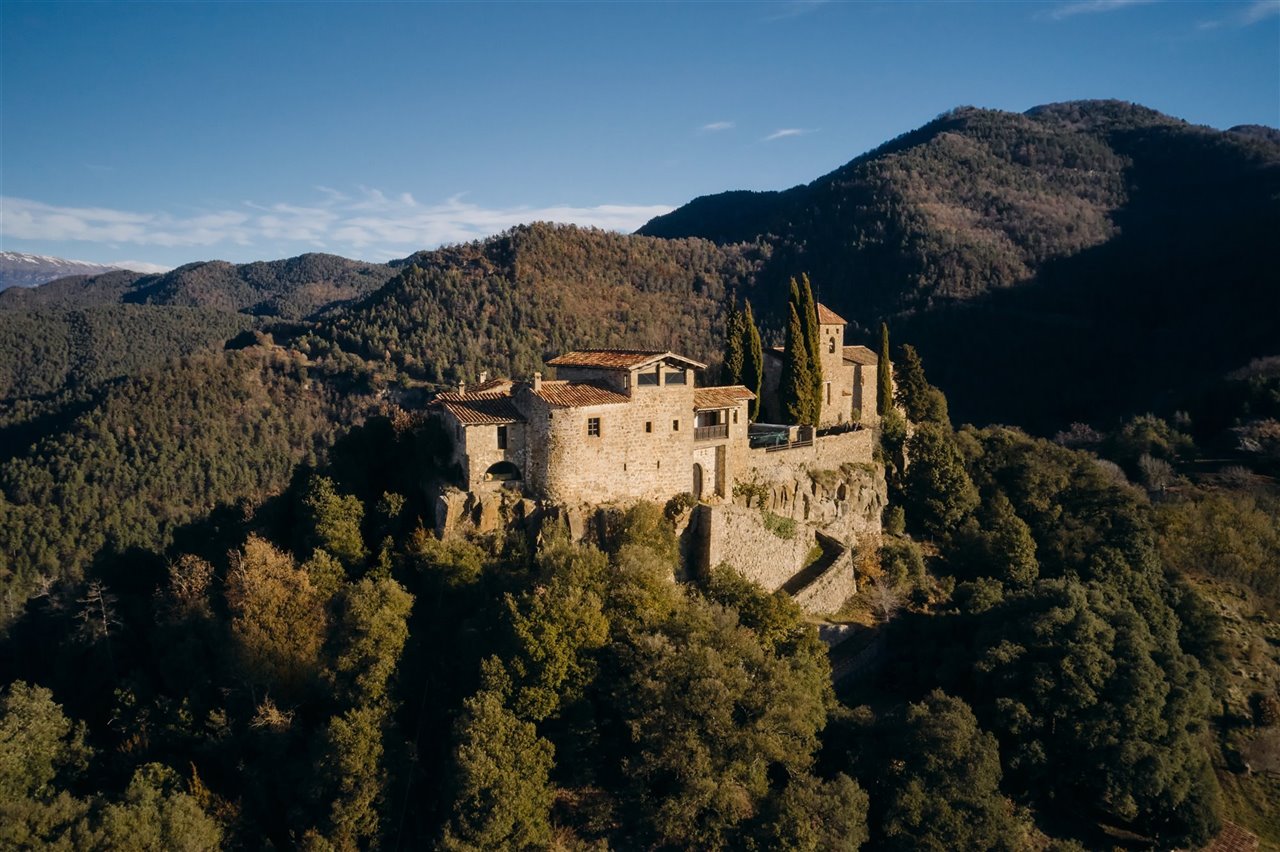Castillo medieval en Llaés.